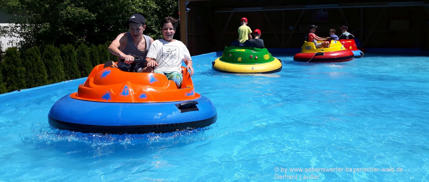 Freizeitangebote für Familien mit Kinder im Glasparadies Joska Bodenmais mit Bumper Bootfahren