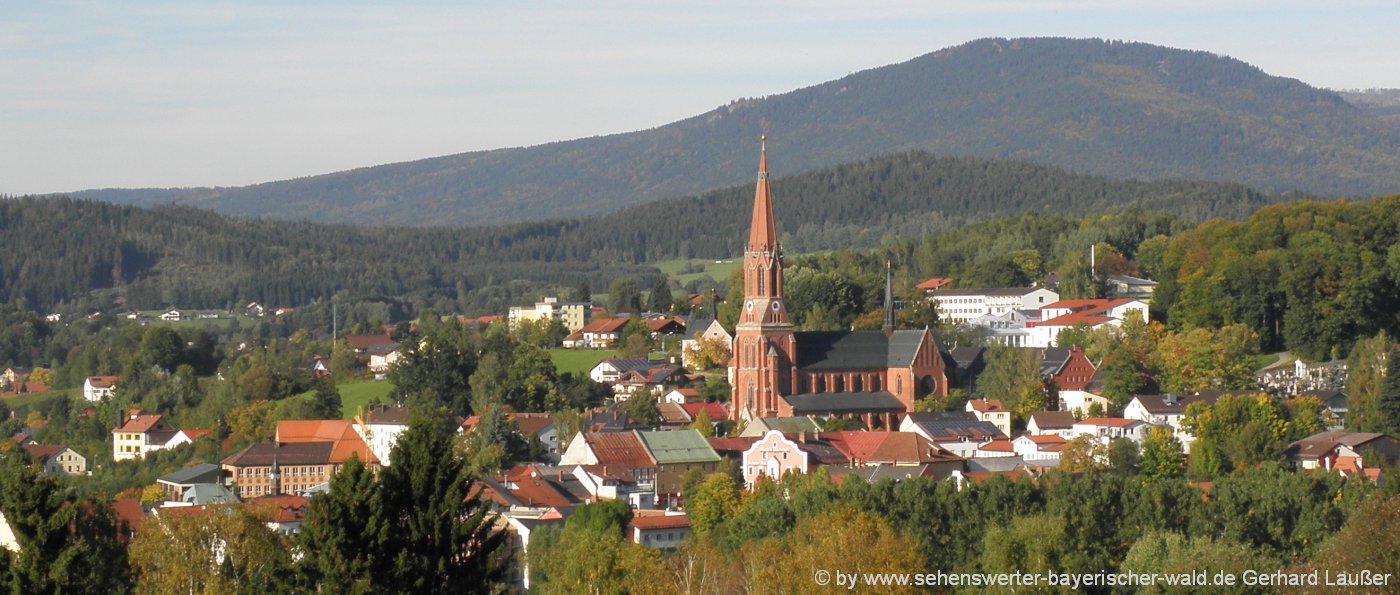 zwiesel-sehenswürdigkeiten-bayerischer-wald-stadt-kirchturm-landschaft